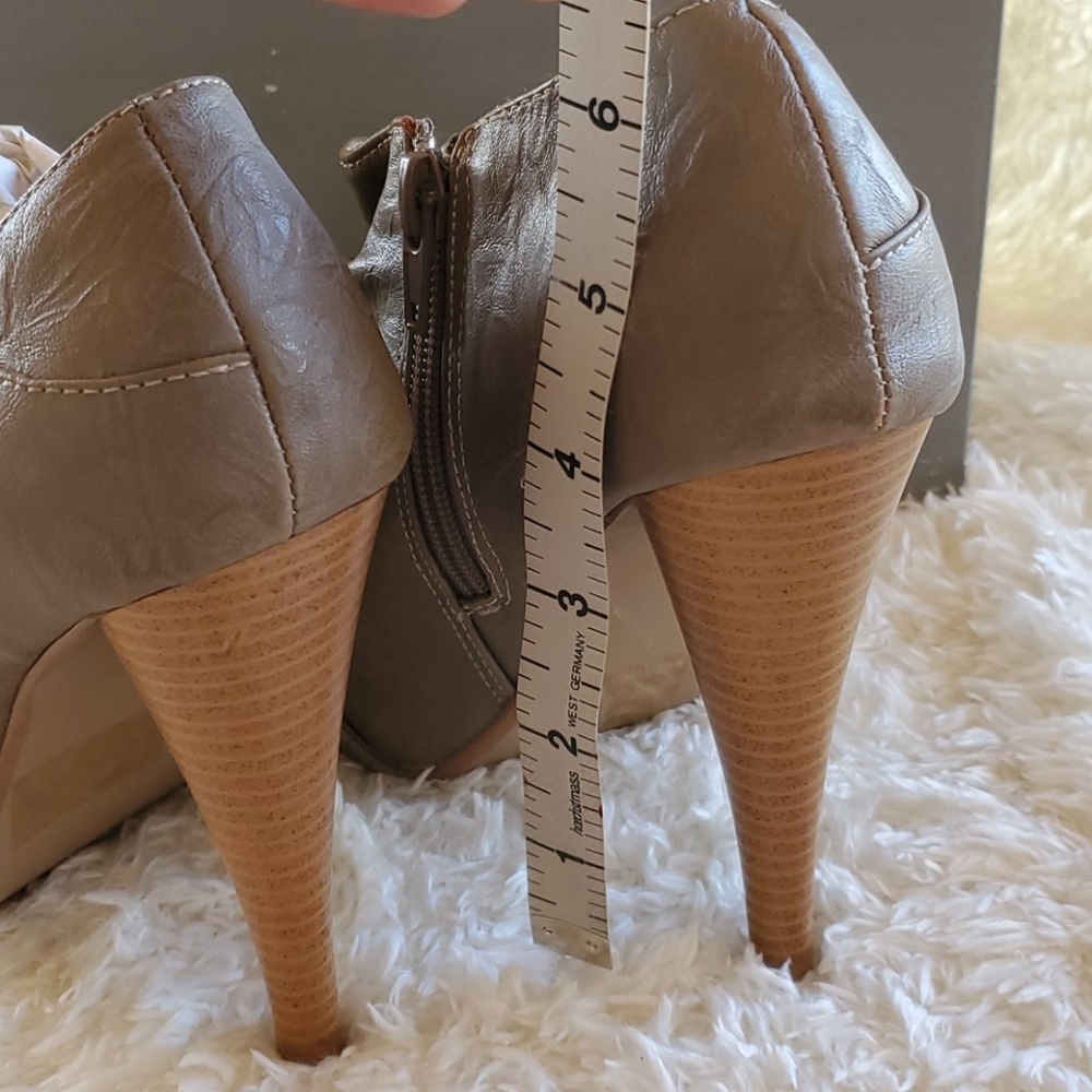 Stylish booties - Picture 3 of 6